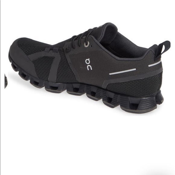On cloud waterproof running sneaker 🖤 - Picture 2 of 9